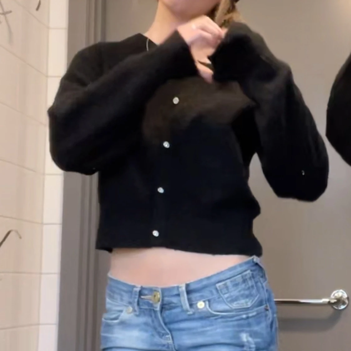 As gullig svart kofta med knappar  - 90