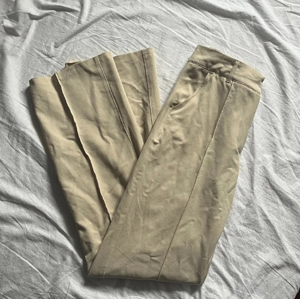 Ett par snygga beiga kostymbyxor från Madlady! Hör av dig om du har fler frågor!🥰. Jeans & Byxor.