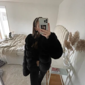 Dösnygg svart pälsjacka  - Wowii va snygg💌💌tryck gärna på köp nu!