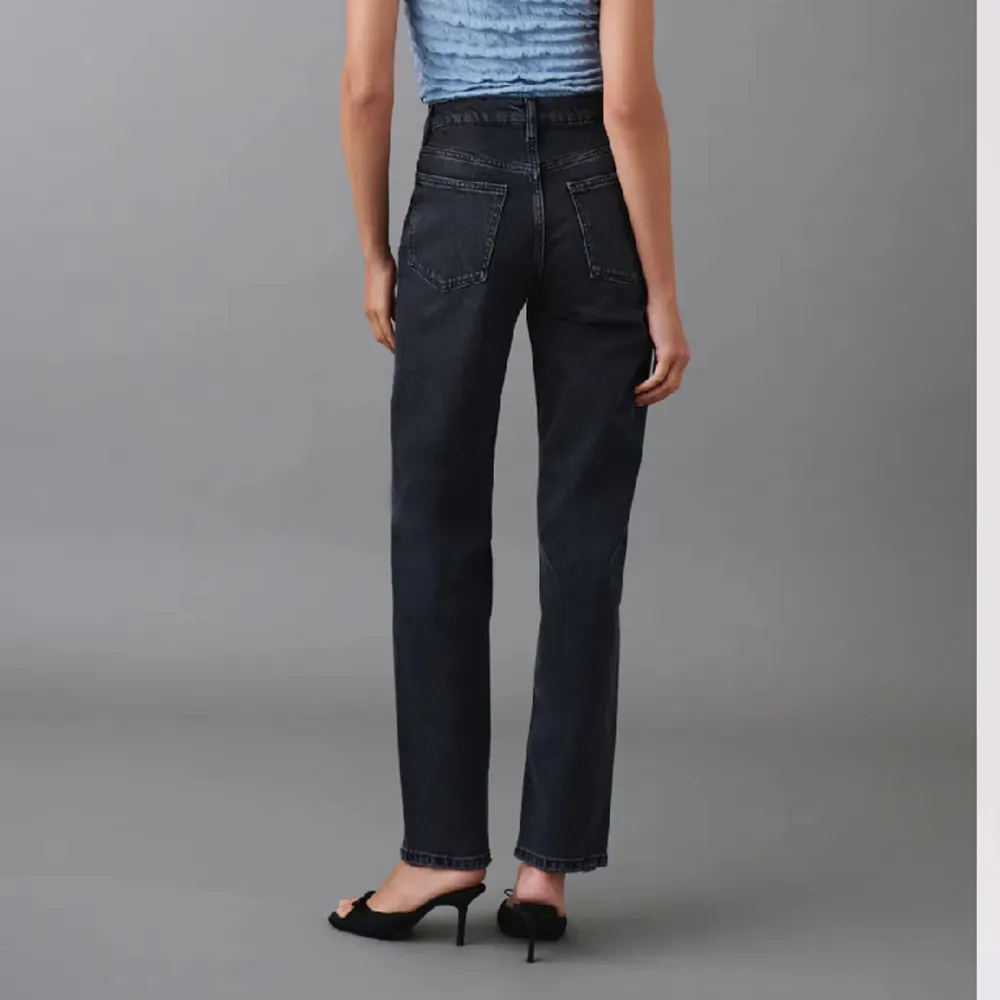 Säljer mina svarta jeans från Gina Tricot då jag aldrig använder de längre. De är högmidjade och raka i benen.  Kontakta mig vid frågor. . Jeans & Byxor.