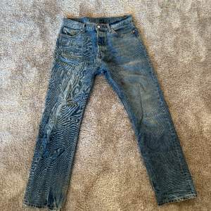 Blå weekday space jeans i storlek 29/32. Skick 7/10, slitningar vid hälarna 