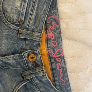 Pepe Jeans - Säljer dessa lågmidjade jeans från Pepe Jeans London. Skit snygga men tyvärr så passar de inte mig. Hör av er vid eventuella frågor eller för fler bilder, mvh Alicia!💕