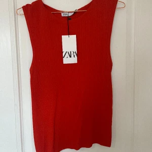 Röd topp - Aldrig använd och storlek M😍😍