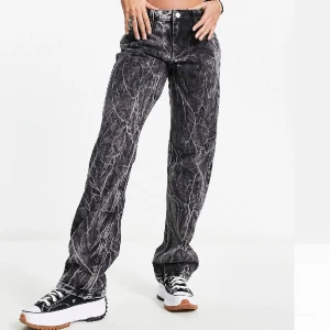 Weekday arrow low limited edition jeans - Väldigt coola o snygga men har ändrat stil, endast använda någon enstaka gång så dom är i nyskick, nypris 800kr