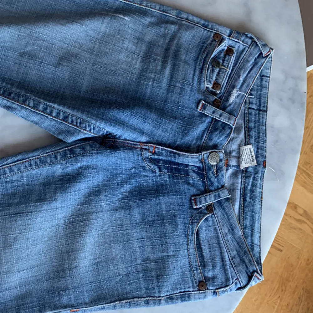 Fina bootcut True Religion jeans, perfekt färg och wash! 🤩 Köpte dem här på Plick men behöver sälja dem då dem är för små, så inte använda av mig. Nypris 1200! 💗 Innerbenslängd 72 cm. Mått hela vägen runt midjan 83. 💗. Jeans & Byxor.