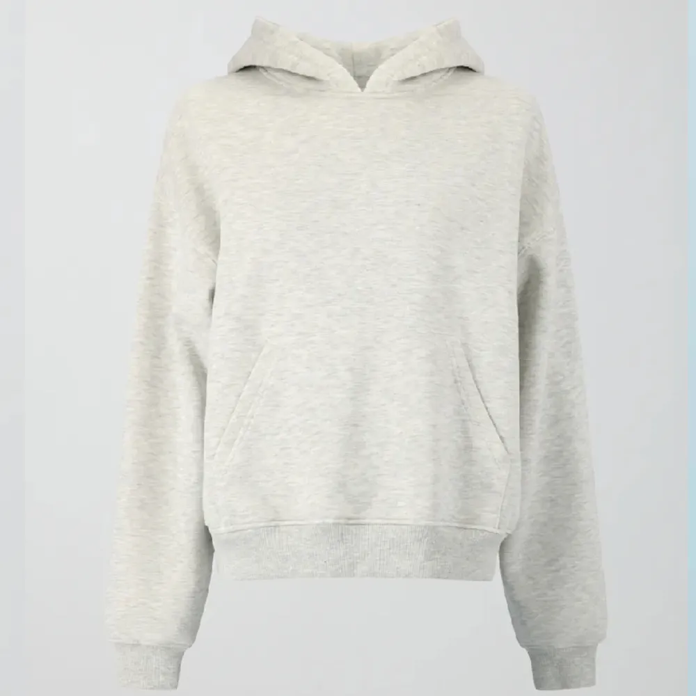 Säljer denna nästintill oanvänd gina tricot hoodie i ljus gråt😊Storlek xs men skulle säga att den är stor i storlek . Hoodies.