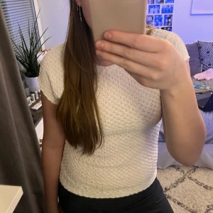 Topp  - Topp från Zara som är i ganska bra skick. Använd några gånger. Skriv till mig innan ni trycker på köp nu då jag är osäker på om jag vill sälja. Nypris 200kr!
