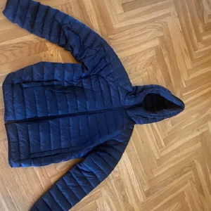Dun jacka - Hej! Nu säljer jag min helt oanvända dunjacka  Nypris 1000kr Perfekt skick