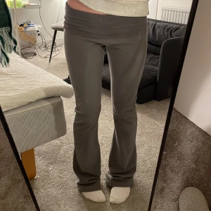 Yogapants från brandy Melville  - Väldigt bra i skick utom att dom är lite sönder längst ner (se bild).  pga att de har vart för långa för mig, men den slitningen syns knappt.🩷🩷 