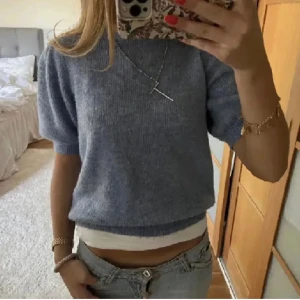 Stickad blå T-shirt  - (Lånade bilder) Köpte på plick men dne va lite för liten! Verkligen super fin!💖