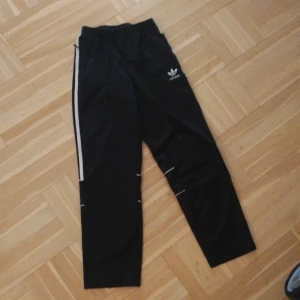 Mjukisbyxor Adidas - Ett par Adidas mjukisbyxor i fint begagnat skick! Säljer då dom inte kommer till användning, storlek 164. 🙌🏻💗Pris kan alltid diskuteras (köparen står alltid för frakt) 