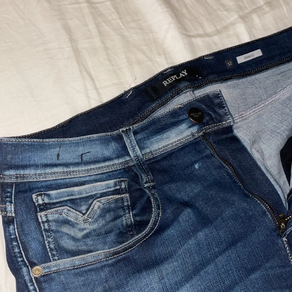 Trendiga replay anbass jeans i färgen mörkblå med din fade till ljusblå! Skick-8/10 lite utvättade men inget man märken av. Nypris-1800 Mitt pris-550. Model-Anbass. Hör av dig vid intresse!👍. Jeans & Byxor.