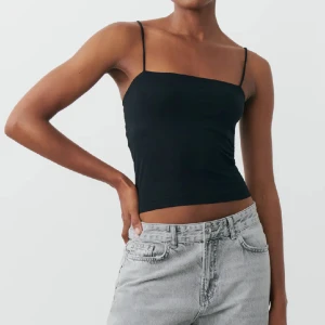 Linne - Jättefint linne från Gina Tricot! Har en liten skada på ena axelbandet.. Nypris: 99:-