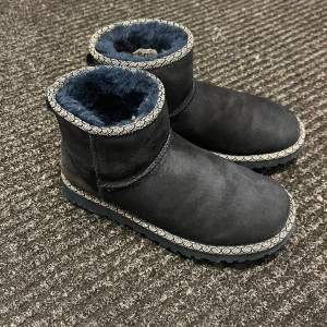 Säljer ett par jätte fina och unika uggs som jag hitta på second hand. Bra skick men de syns att dom är använda. Priset är diskuterbart då jag inte vet hur stort intresset är än. Finns exakt lika dana på sellpy i sämre skick för 400 så utgår från de💗