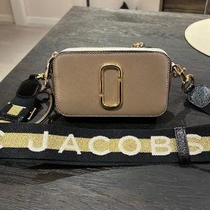 Marc jacobs väska - Axelremsväska från Marc jacobs. Nypris: 4 849kr,  Säljer pga av den inte kommer till använding 🤎