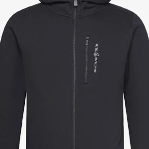 Sail Racing - Säljer denna svarta Sail racing kofta i storlek 160 men passar mig jätte bra som har xs-s i hoodie den är ibra sick ny pris 1000kr säljer den för ändast 250kr