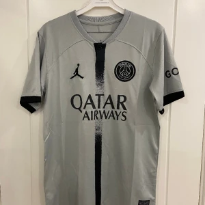 PSG bortafotbollströja  - Storlek: M, dock ganska liten i storleken, passar även för dem som har S   Skick: Ny, fick den för ungefär 4 veckor sedan och har bara använt den 2-3 gånger.  