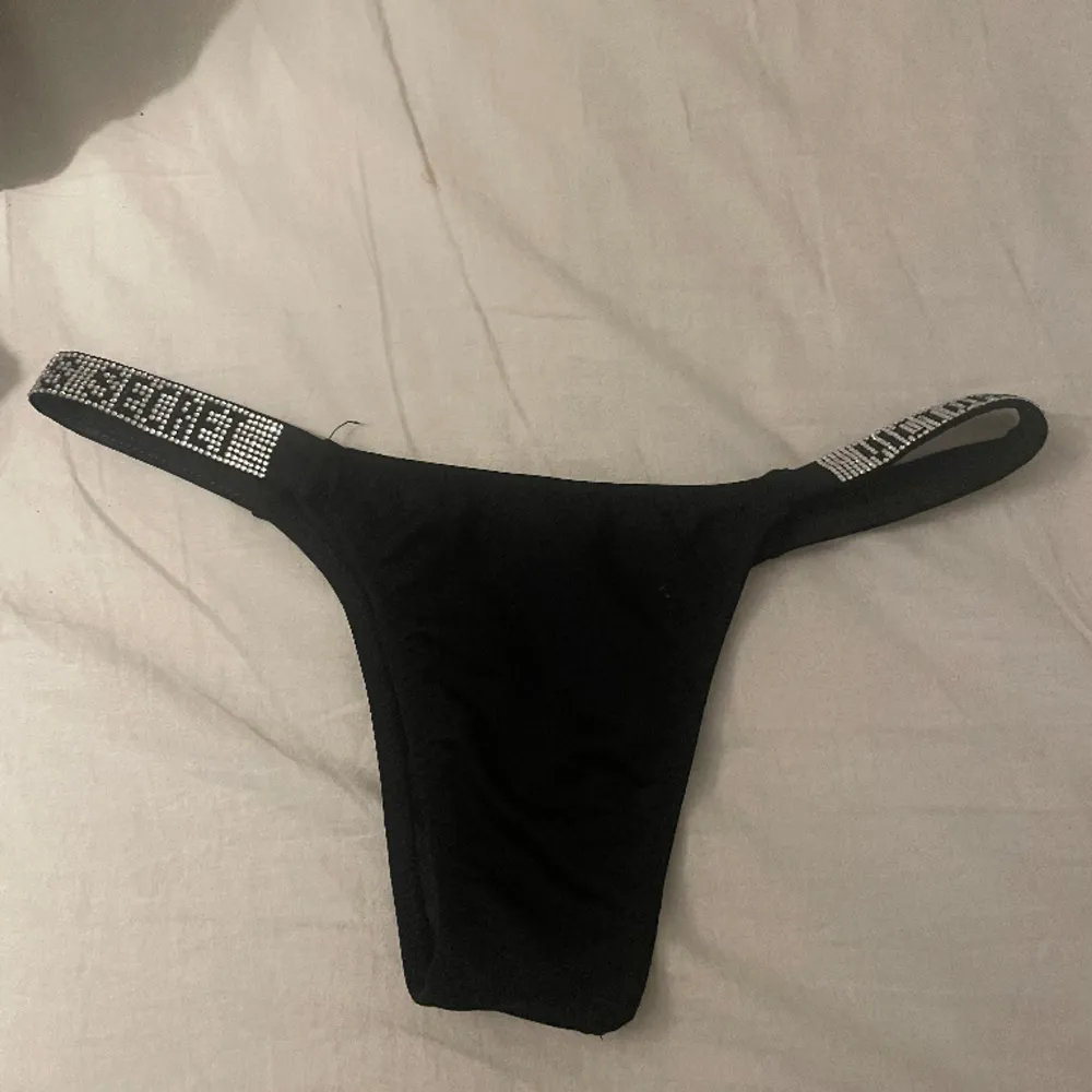 säljer dessa svarta victorias secret bikini trosor , aldrig använda. strl XS, kostar 510 nya.. Övrigt.