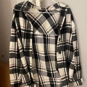 Flanell skjorta/jacka - Svart vit flanell jacka/skjorta , perfekt till vår/sommar. Skirv privat för fler bilder 