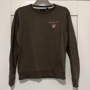 Gant collegetröja  - Grön/ militärgrön collegetröja från GANT i storlek 170/15 år (men något liten i storleken). 