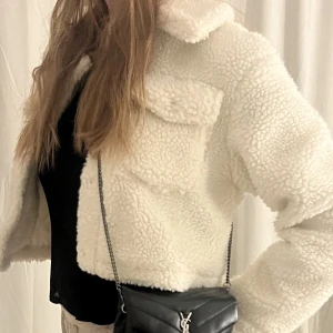 Fluff jacka  - Super gosig fluffig jacka i lite kortare modell aldrig använd från Linn Ahlborg x nakd tryck gärna på köp nu❤️❤️❤️❤️