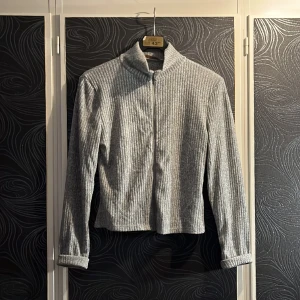 Zip tröja  - Stickad zip-tröja i storlek L (liten i storlek) passar XS/S bra❤️