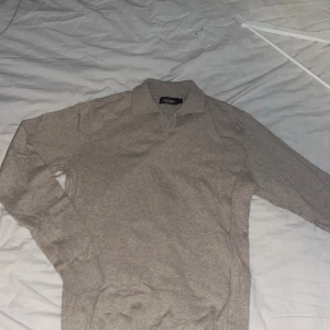 Dressman tröja med krage - Använd 1 gång, helt perfekt skick. Men ligger bara i garderoben. Ny pris nånstans mellan 600-700kr. Storlek S men passar M jätte bra. Möts ändast upp, annars står köpare för frakt!