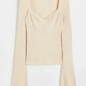 Ribbstickad topp - Jag säljer den här beiga ribbstickade toppen från HM (aldrig använd, prislappen är kvar)💕 det är storlek M, men är väldigt stretchig och skön så passar S och L också😍den är slutsåld på nätet, köpt för 199, jag säljer för 100kr + frakt💗