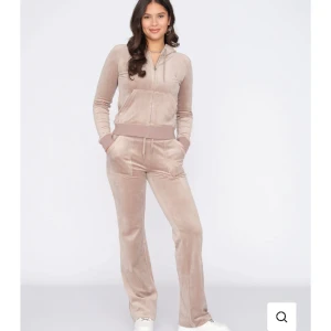 Juicy Couture  - Säljer mitt jättefina juicy couture set, knapp använt! Jätte bra skick i xxs💞Säljer både tröja och byxor för 1500kr  Nypris: ca 2 500kr