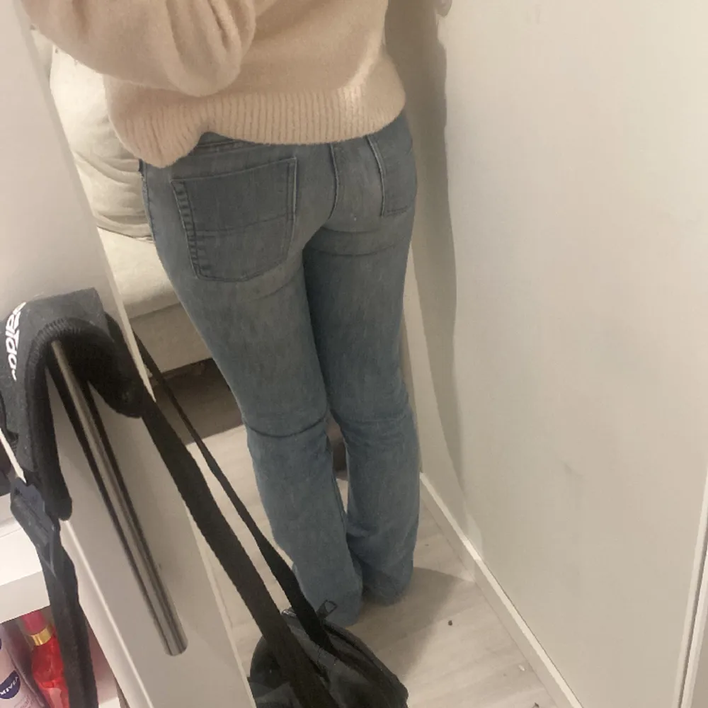 Jätte snygga lågmidjade jeans från Filippa K, står ingen storlek men antar XS. Pris går att diskutera😇😇. Jeans & Byxor.