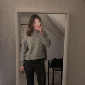Zara tröja - Säljer denna fina grå tröja från zara inga defekter utom att den e lite noppig som man kan se på bilden annars är den i fint skick 💕