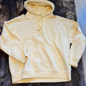 Levis hoodie - Oanvänd Levis hoodie i en ljusgul fin färg , storlek s och oversized💛