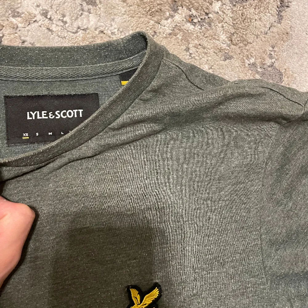 Lyle & scott t shirt i olivgrön, skick 8/10 storlek xs. T-shirts.