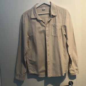 Linneskjorta - Barn XL motsvarar typ 170 cm. Säljer för att den är för liten. Den är använd men har inga skador eller fläckar.  PRISET KAN DISKUTERAS