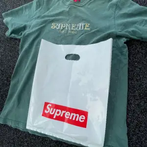Super fin Supreme t shirt, ny pris ca 2000kr, mitt pris 599kr, köpt på riktiga Supreme butiken i London, strl L, passar M