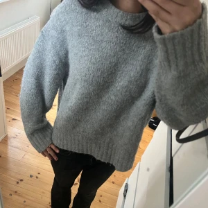 Stickad tröja - säljer min stickade tröja från zara som är slutsåld!❤️Hör av er vid frågor 