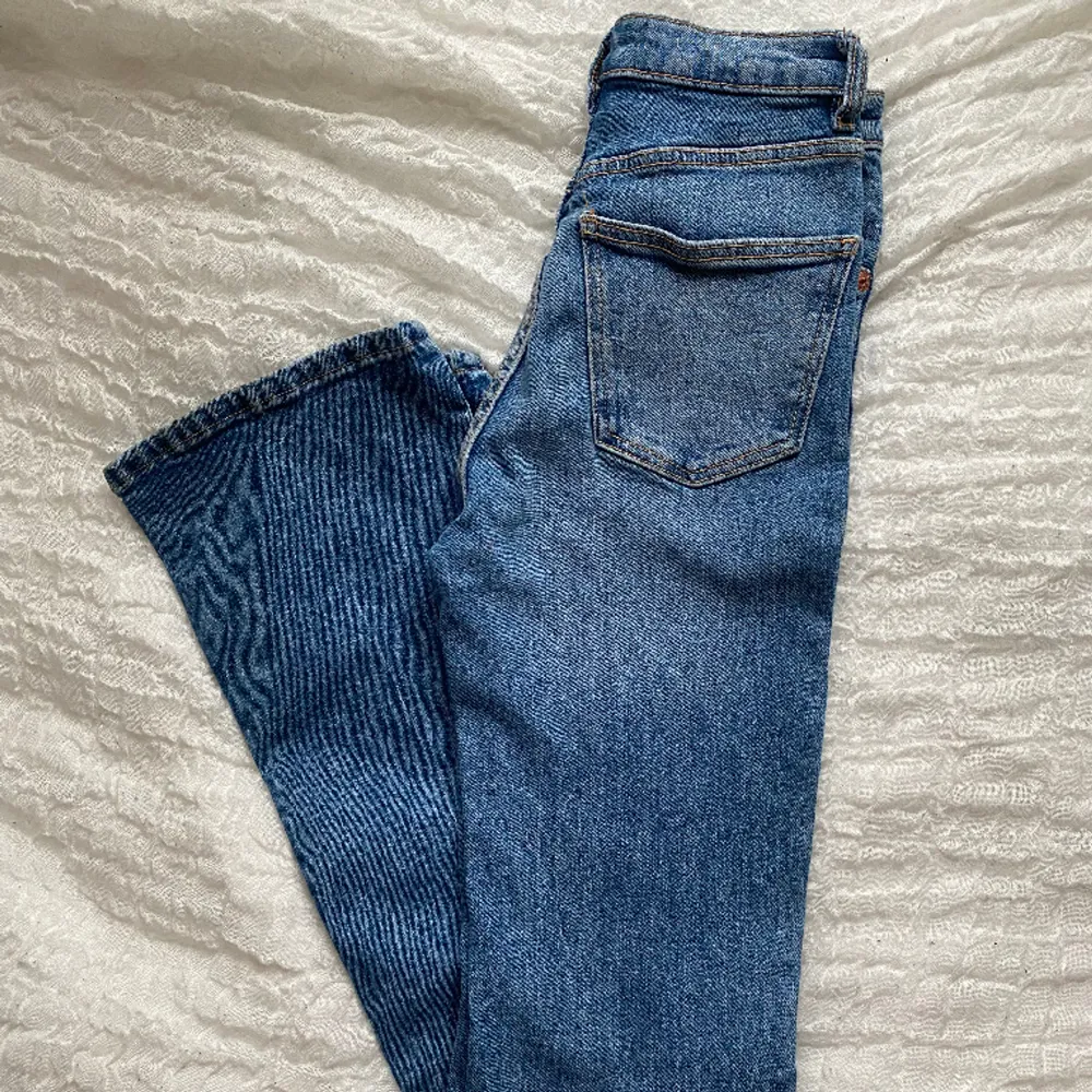 I princip oanvända jeans från Zara. Stretch material och lite utsvängda i benen✨🩵 (säljer då de är för små för mig) Skriv för mer info/fler bilder☺️. Jeans & Byxor.