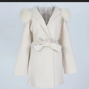 Pälskappa  - Jag säljer min krämvita pälskappa från femininaofsweden i storlek S! Den är superfin och har endast använts vid två tillfällen. Nypris ligger på 3699kr! 