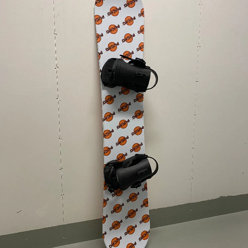 Säljer nu min helt oanvända snowboard från Pucko. Säljes då den tyvärr är för lång för mig. 160 cm. Endast upphämtning, fraktar inte! . Övrigt.