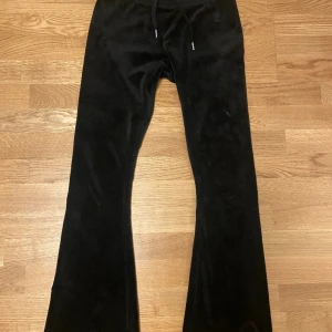 Juicy couture  - använd ett tal gånger, är fina. St S. (äkta) de har inga fickor men ett juicy märke på ena sidan av benet.