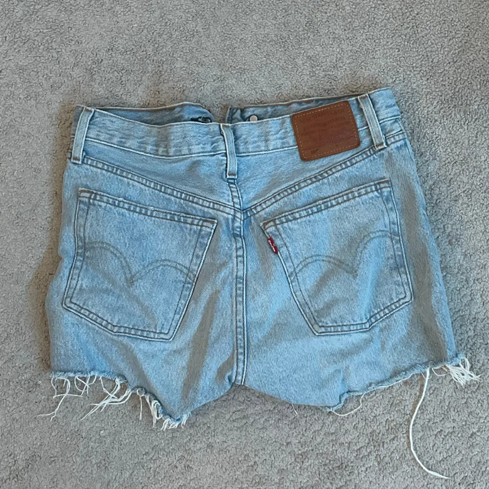 suuuuper snygga jeans shorts från levis!!! köpta här på plick💗💗💗väldigt bra kvalitet . Shorts.