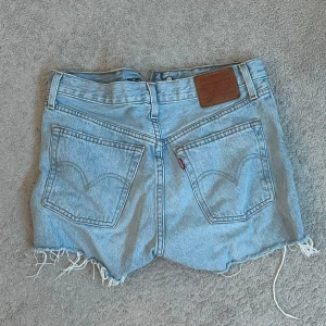 501 levis shorts - suuuuper snygga jeans shorts från levis!!! köpta här på plick💗💗💗väldigt bra kvalitet 