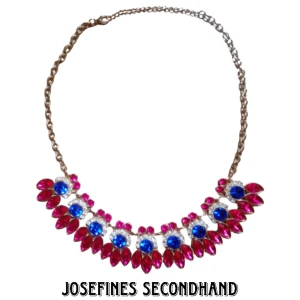 Snyggt kristall halsband med guldkedja - Halsband med blå, rosa och vita glaskristaller med guldkedja. Skickas med brev, frakt 15 kr. Gratis frakt vid köp av 3 eller fler smycken/accessoarer/smink prylar