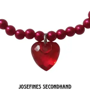 Rött pärlhalsband med ett hjärta. Skickas med brev, frakt blir 15 kr. Gratis frakt vid köp av 3 eller fler accessoarer/smycken/smink prylar.  Se mina andra annonser 