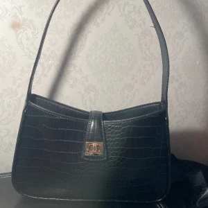 Kvart läder handväska    - Från H&M 