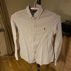 Ralph Lauren Knit oxford skjorta  - Knit oxford i mycket bra skick. Skriv pm för en fråga eller fler bilder :) 