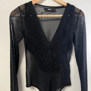 Body - En svart body ifrån bikbok i storlek xs, använd men i bra skick, mesh tyg.