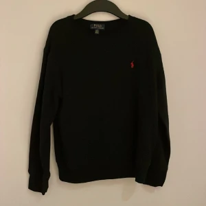 Polo rhalp lauren crewneck tröja! Storlek 10-12 M, 300kr - Hej säljer nu min riktigt snygga polo rhalp lauren crewneck tröja!! Den har jag  använts en gång ungefär för den är för liten så skick 10/10 