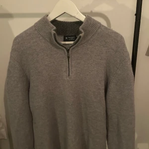 Hacket London Half zip - Köpt för 1700kr. Använd ett fåtal gånger. Vid frågor skicka gärna ett dm. Pris kan diskuteras!