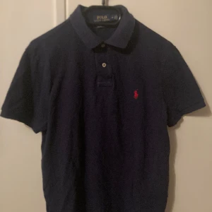 Ralph Lauren Pike - Blå Ralph Lauren pike, inga skador, storlek M